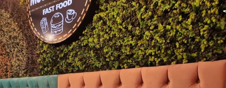 Techo de flores y luces de Moon Garden