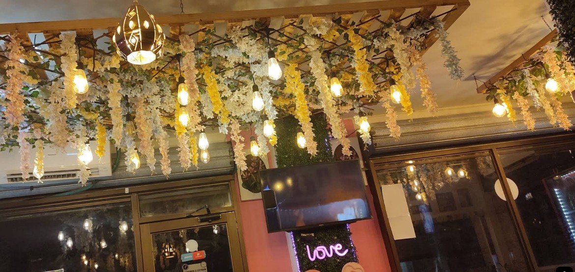 Techo de flores y luces de Moon Garden